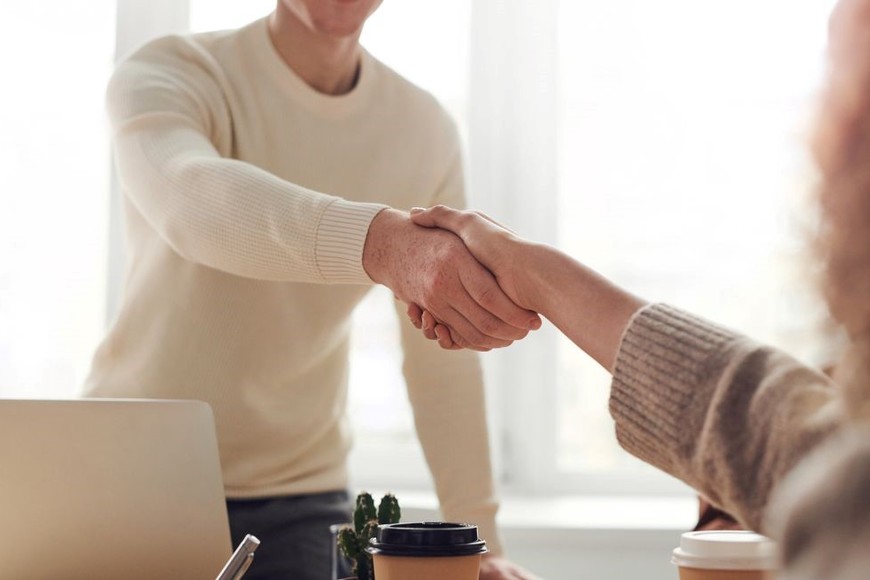 Dedicar tres horas diarias a tareas laborales efectivas puede aumentar la productividad y reducir el estrés.