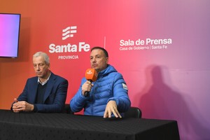 El ministro de Obras Públicas de la Provincia de Santa Fe, Lisandro Enrico, junto al diputado provincial radical Dionisio Scarpín, en conferencia de prensa. Detalles sobre el acuerdo con la Nación por inversiones paralizadas que sacó a la Casa Rosada del su consigna "Obra Pública Cero".  Crédito: Mauricio Garín