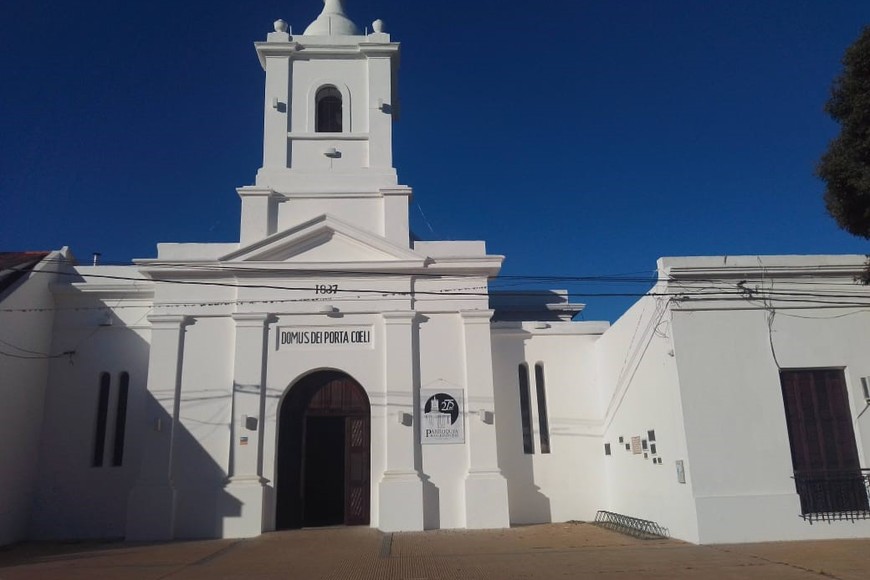 Esta es la parroquia actual, pero el aniversario se basa en el templo que anteriormente tuvo Coronda a unas cuadras de esta iglesia.