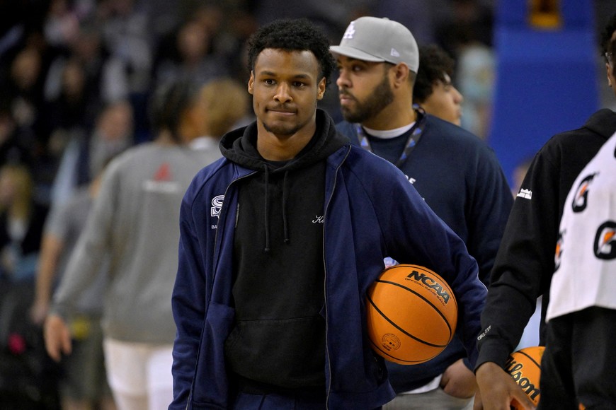 FILE PHOTO: Sierra Canyon Trailblazers point guard Bronny James looks on during warm up for the Battle of the Valley against the Notre Dame Knights played at Pauley Pavilion in Los Angeles, California, U.S. January 27, 2023.  Jayne Kamin-Oncea-USA TODAY Sports via REUTERS/File Photo
MANDATORY CREDIT