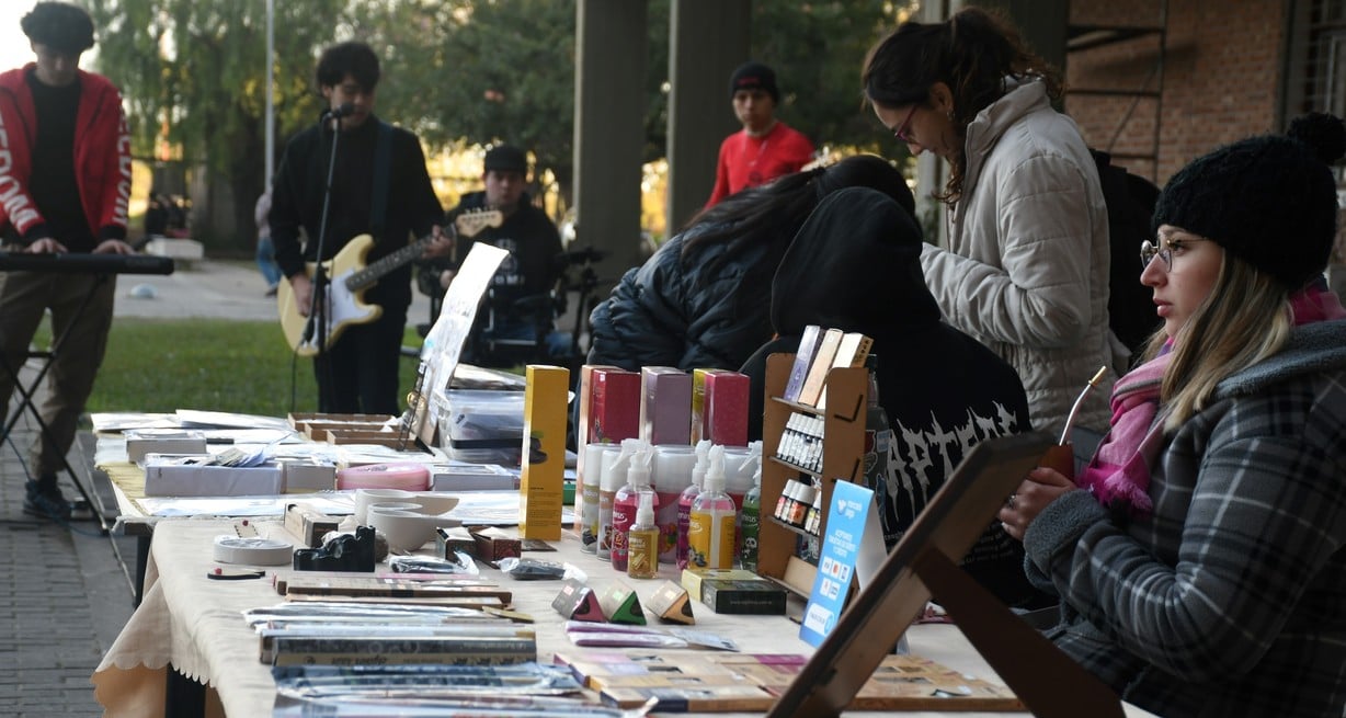 Stands de emprendimientos y bandas en vivo imprimieron calor a una tarde fría. Crédito: Manuel Fabatía