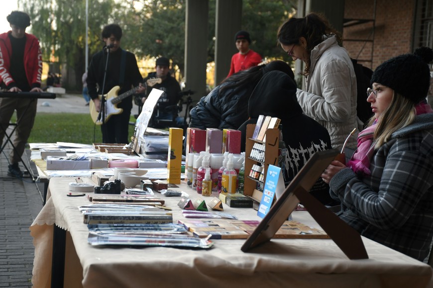 Stands de emprendimientos y bandas en vivo imprimieron calor a una tarde fría. Crédito: Manuel Fabatía