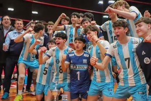 El partido tuvo lugar en el estadio “10 de Enero” del Club Atlético Adelante Reconquista, que vibró con la presencia de una multitud entregada al espectáculo ofrecido por ambos equipos. En este primer amistoso, Argentina ganó tres sets a uno (parciales: 17/25, 25/16, 25/21 y 25/22).
