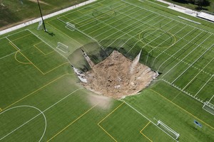 A drone view shows a sinkhole that formed on a turf soccer field at Gordon Moore Park in Alton, Illinois, U.S., June 27, 2024.   REUTERS/Lawrence Bryant
     TPX IMAGES OF THE DAY