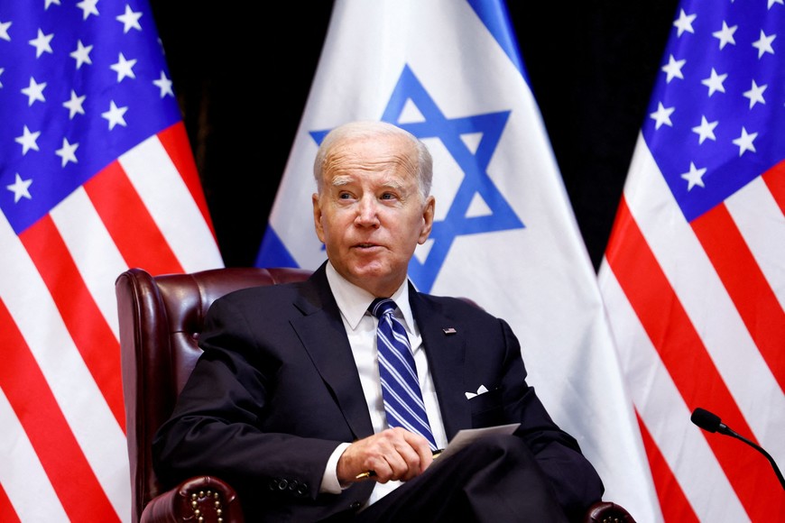 Un ejemplo claro se dio en Estados Unidos cuando se registraron falsas llamadas robóticas con la voz de Joe Biden, que buscaban desincentivar la práctica democrática. Foto: Reuters