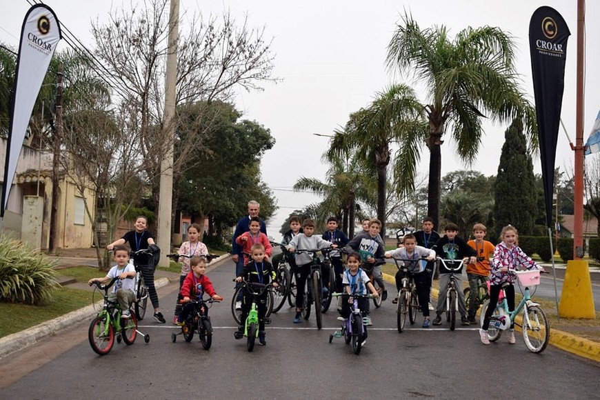 Familias de la localidad formaron parte de los festejos centrales.