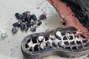 La joven fue descubierta porque el chequeo que se le hizo fue completo. Tenía una suela falsa, un doble fondo de plantilla. Imagen ilustrativa.