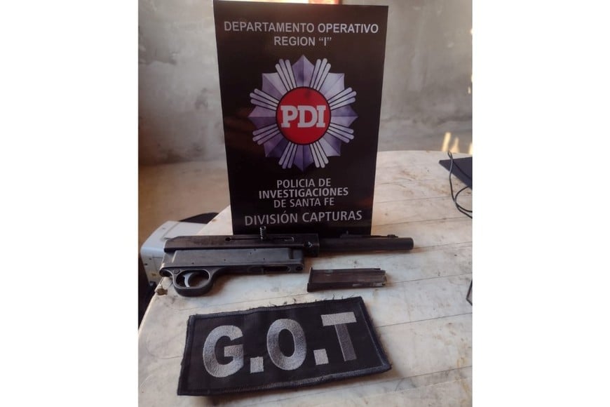 Además de las detenciones, en la vivienda allanada se secuestró un arma de fuego y municiones.
