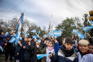 La actividad comenzó con el ingreso de las banderas de ceremonia y la entonación del Himno Nacional, a cargo del cantante Pablo Parente.