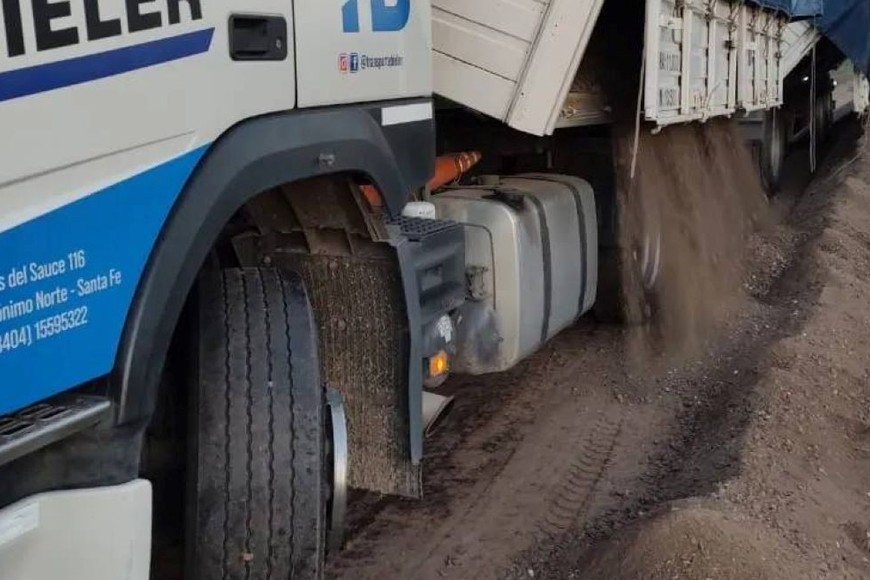 “Avanzan los trabajos de ripiado rural en la traza número 7, una obra que día a día va finalizando, demostrando así, la responsabilidad como gestión comunal ejecutando cada proyecto que es aprobado por los distintos organismos del Gobierno provincial y Nacional”, comentó el presidente comunal Andrés Calvo.