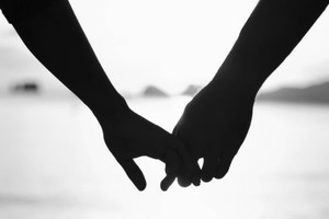 Se trata de textos breves que pretenden concentrar en no más de sesenta palabras la trama de un cuento o una novela. No pretende ser un borrador, mucho menos un resumen. Intenta ser un género propio. Cada palabra es intencional y lo que queda sin decir es deliberado...