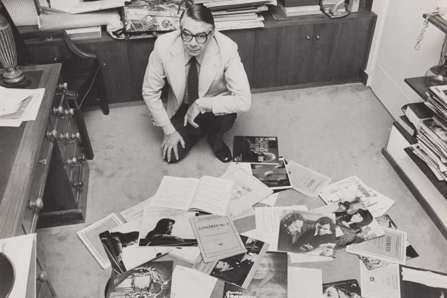 El maestro, mostrando parte de su discografía.