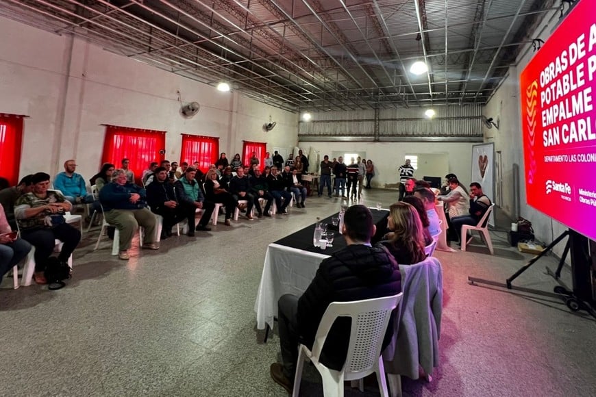 Enrico comentó que “es una muy buena noticia para Empalme San Carlos, porque por primera vez, más de 1.000 vecinos del ejido urbano podrán acceder al agua potable. En esta primera etapa se construirán captaciones, reserva con cloración y red de distribución con micro medición, para mejorar sustancialmente la calidad de vida de sus pobladores”.