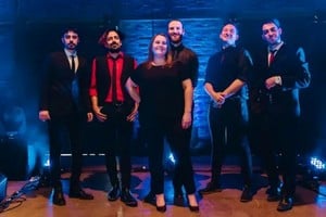 Anam Keltoi, banda rosarina de música celta, integrada por Tamara Bustos (voz), Hernán Zamora (piano), Maximiliano Unanua (batería y percusión tradicional), Facundo Madrid (guitarras), Camilo Hereñú (gaita gallega, whistles, flautas y guitarra) y Alejandro Mahon (danzas irlandesas).