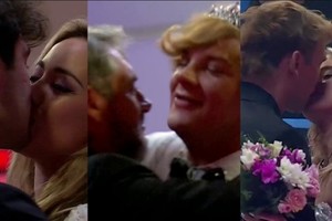 Con trajes y vestidos...