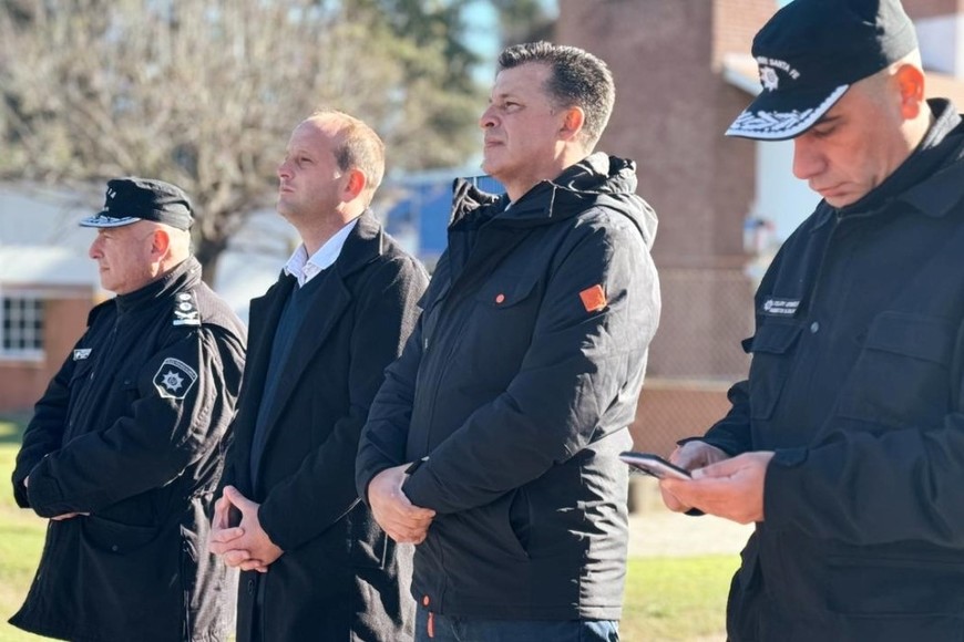 Las autoridades policiales, junto con el presidente comunal Gabriel Vinderola y el senador Dr. Leonardo Diana. Crédito: Brisa Giménez