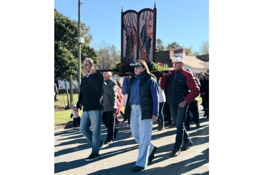 La imagen de los santos por las calles de Larrechea, buscando la bendición anual. Crédito: Brisa Giménez