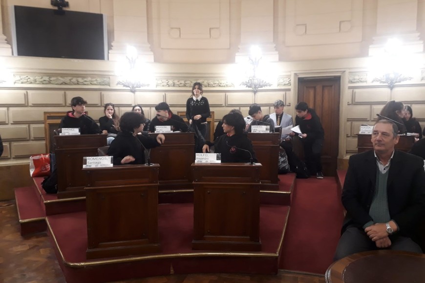 El Proyecto presentado por los alumnos de Declaración de interés provincial para el 20° Aniversario de la fundación de la escuela Primaria N°1382 Armando Williner de la localidad de Bella Italia, de Comunicación, planteando la necesidad de ampliación de los cargos escolares de la institución EESO 525 “Camilo Aldao”.