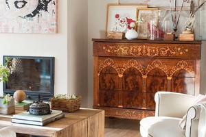 El uso estratégico de muebles antiguos crea un ambiente acogedor y sofisticado en este espacio de estilo contemporáneo.