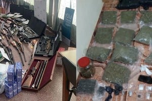 El operativo resultó en la incautación de 54 armas de fuego, grandes cantidades de munición y drogas. Crédito: Gendarmería Nacional.