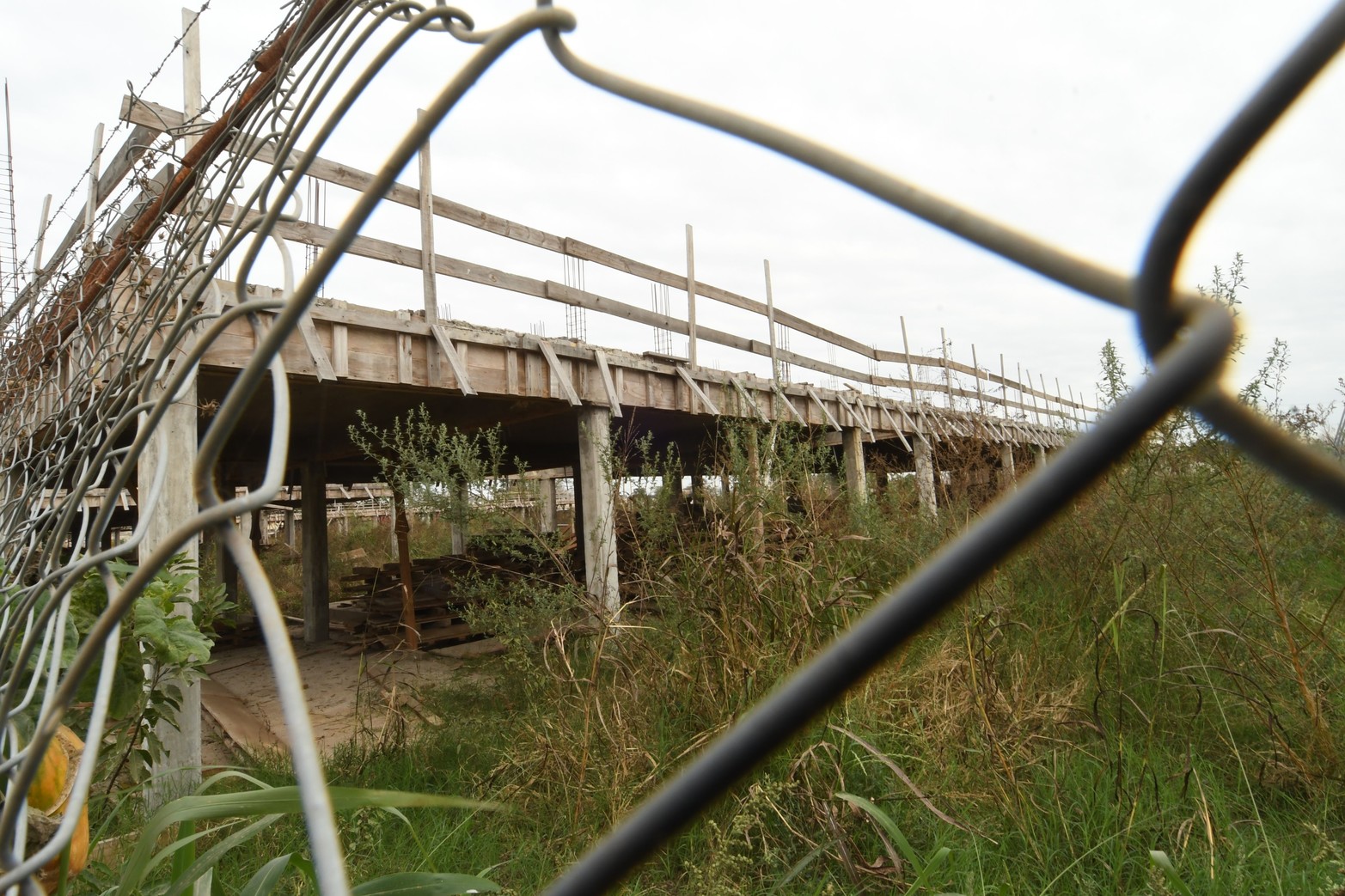 La construcción de viviendas en barrio Transporte, otra obra nacional que quedó trunca en Santa Fe. El desarrollo urbanístico se levantaba en terrenos que habían sido usurpados. Contemplaba 192 viviendas y beneficiaba a personas con movilidad reducida. La obra debía finalizar en octubre próximo, pero quedó paralizada.