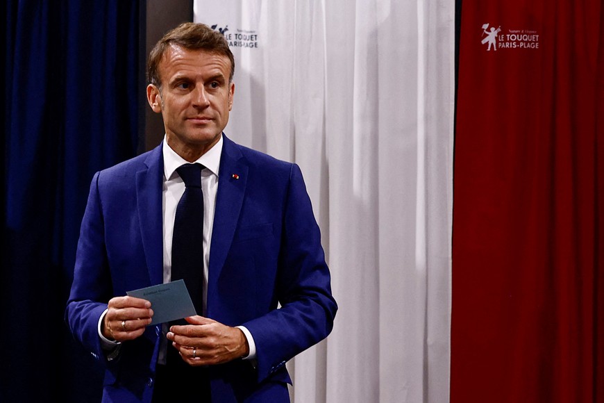 French President Emmanuel Macron visits a polling station to vote in the first round of the early French parliamentary elections, in Le Touquet-Paris-Plage, France, June 30, 2024. REUTERS/Yara Nardi/Pool REFILE - REMOVING "GESTURES"