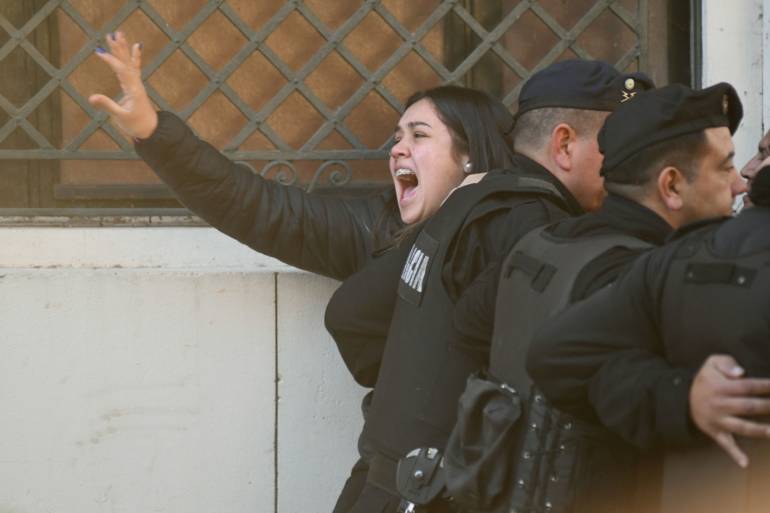 Histórica condena para los "entrenadores del horror" de Rincón. Impusieron 50 años de prisión a Walter Sales Rubio y penas de 32 a 14 años para las tres mujeres acusadas por abuso sexual infantil. Los familiares quisieron increpar a los condenados.