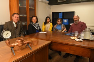 Pablo Serra, María Luis Pardo Pardo, Miriam Mejía Orellana, Anahí Rodríguez y Darío Boscarol. Directivos de Aguas Santafesinas flanquean a las visitantes hondureñas en la Planta Potabilizadora de Santa Fe. Foto: Mauricio Garín.