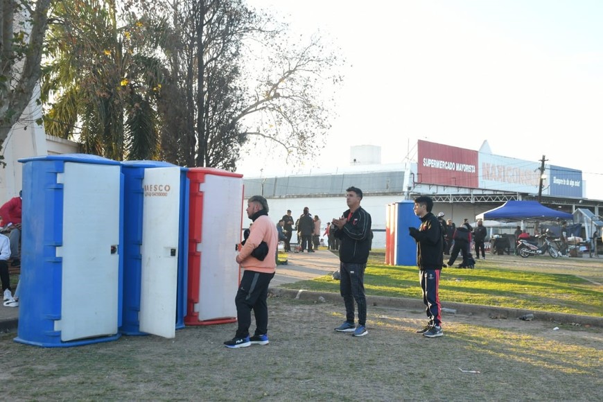 La Municipalidad colocó baños químicos en la zona. Crédito: Manuel Fabatía