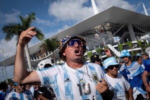 El encuentro entre Argentina en cuartos de final coincide con el Día de la Independencia de los Estados Unidos, lo cuál complicará aún más el traslado de los hinchas por el país norteamericano.
Foto: REUTERS / Marco Bello.
