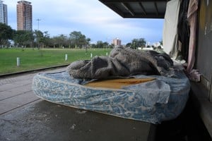 Una persona buscó refugio en uno de los apeaderos del extinto tren urbano, en el Parque Federal. Archivo