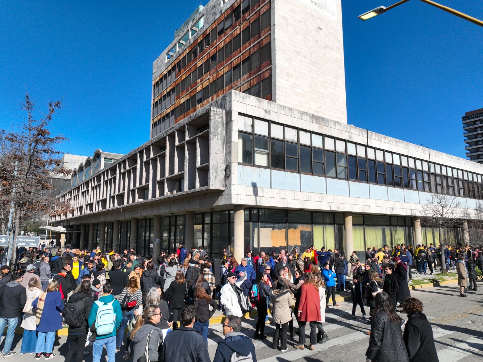 Emotivo abrazo simbólico al deteriorado edificio del Correo de Santa Fe. Primero se realizó un acto en el Parque Alberdi. Hubo música y discursos en reclamo por el mal estado del emblemático edificio. Participaron varias instituciones de la ciudad. Todo culminó con un abrazo, el segundo en dos décadas.