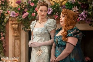 Detalle del corte alto y favorecedor del vestido estilo imperio, rememorando la elegancia de la Regencia..