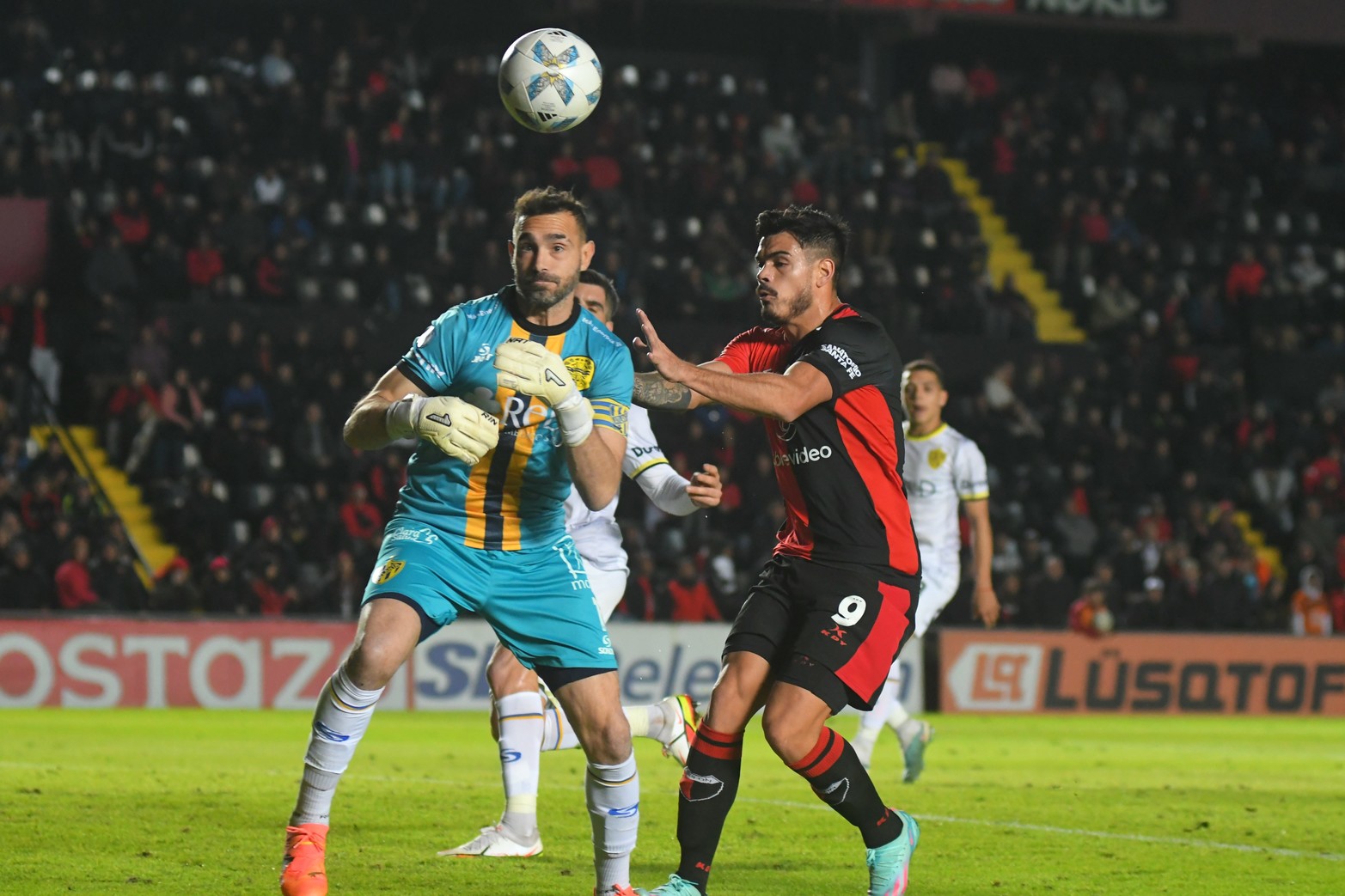 Flojito y débil. Axel Rodríguez pierde una vez mas ante la salida del arquero Alejandro Sánchez. 