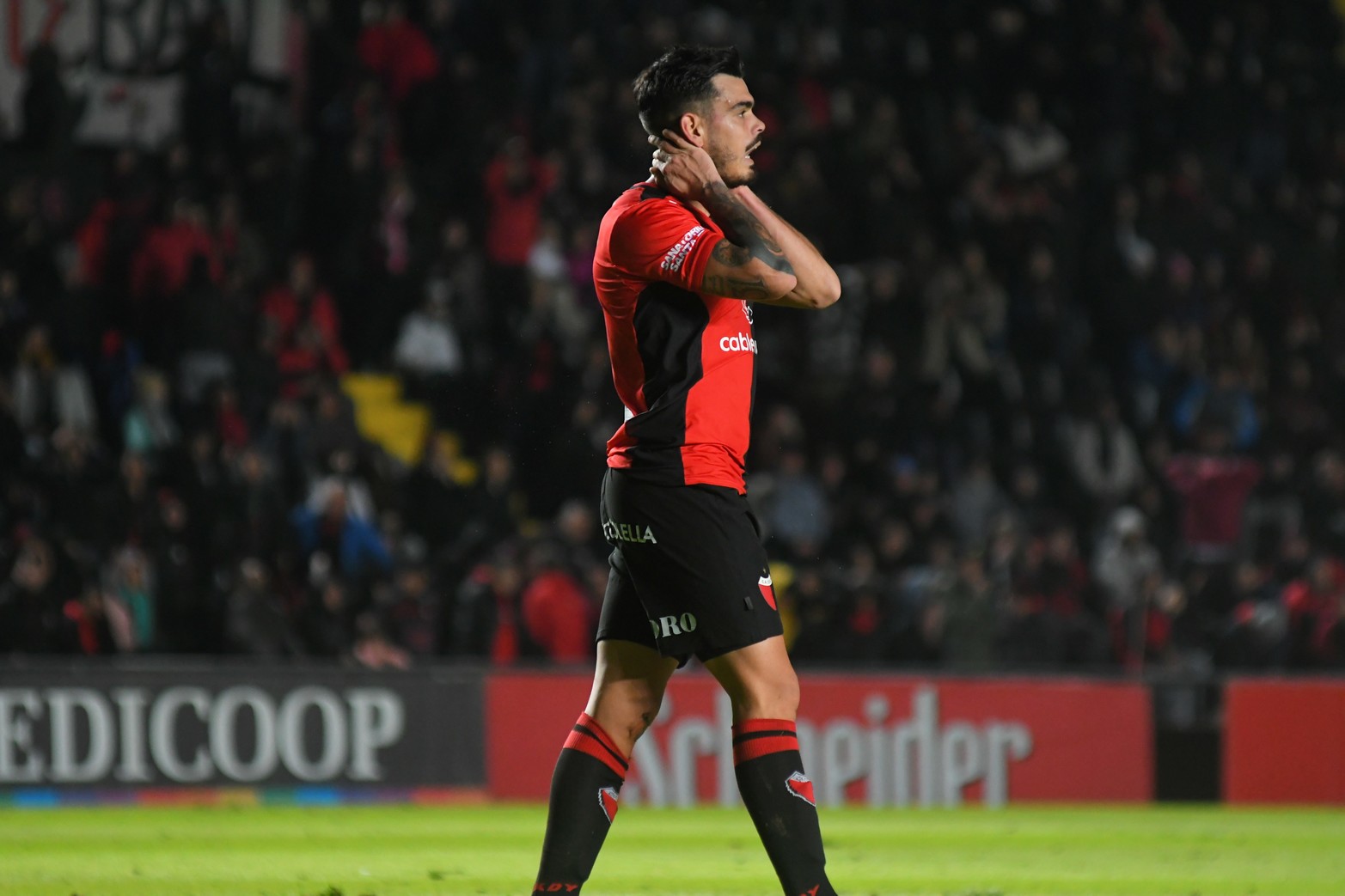 No lo puede creer él y los miles de hinchas. El murmullo se hizo presente en la mala definición del delantero. 