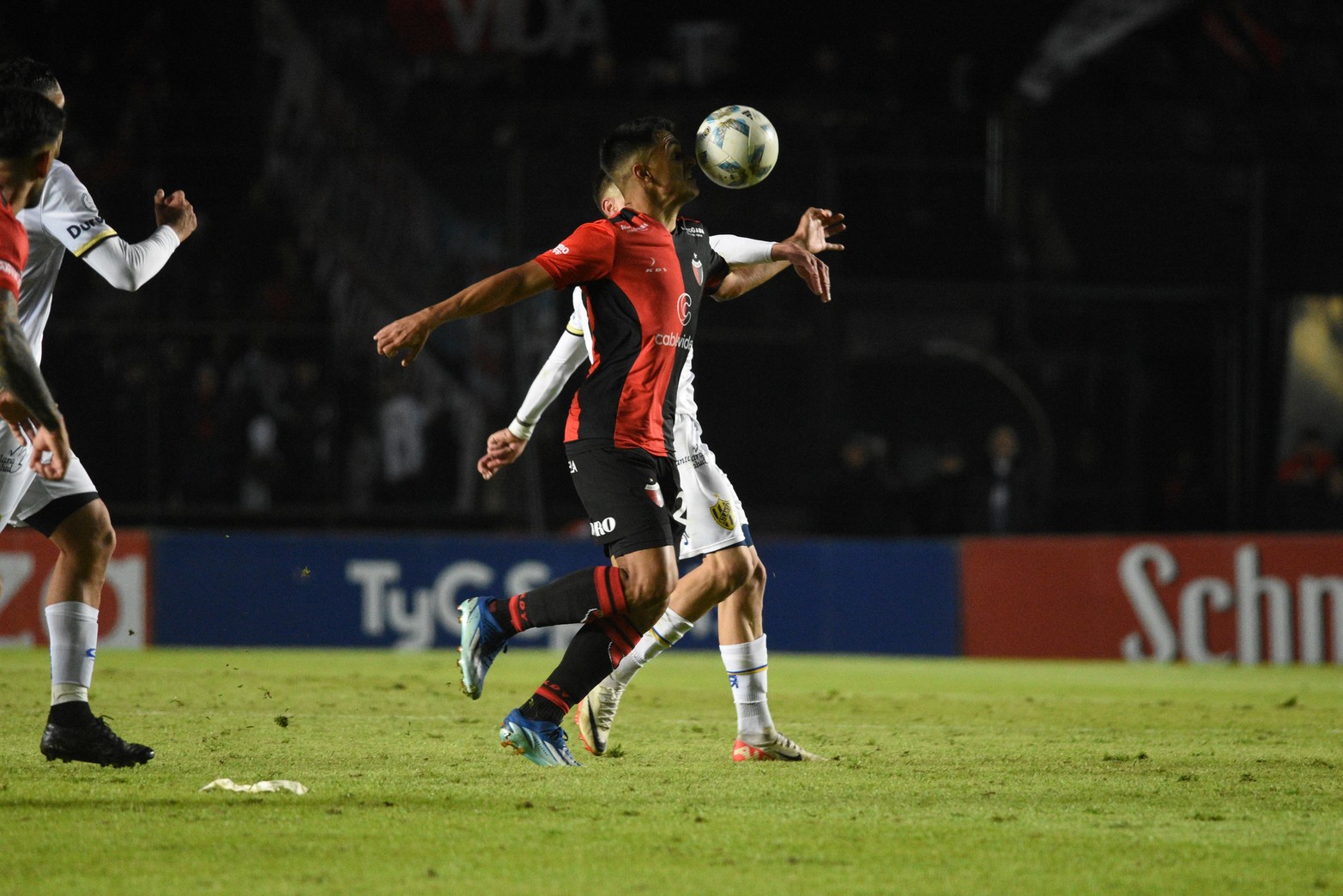 El otro "nueve" que tienen el DT Iván Delfino. Nicolás Leguizamón la tiene entre ceja y ceja pero no pudo marcar. 