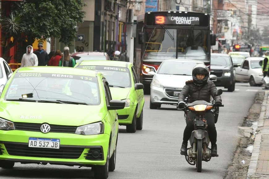 “Se nos cayó el trabajo un 80%. El punto central es que se haga una evaluación del mercado para que se hagan números de la cantidad de coches que dejen entrar", sostuvo Araceli Yossen, una de las remiseras que participó del encuentro. Foto: Mauricio Garín