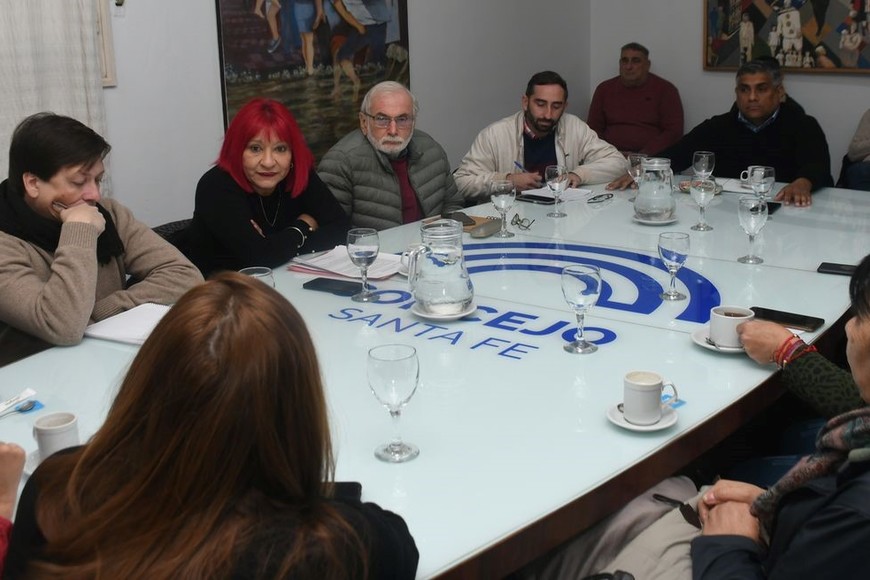 “Fue una reunión muy productiva. Intercambiamos ideas, escuchamos a las mujeres remiseras y lo que salió del encuentro es que hay que darle un marco legal a estas aplicaciones”, destacó la concejala Violeta Quiroz. Foto: Flavio Raina