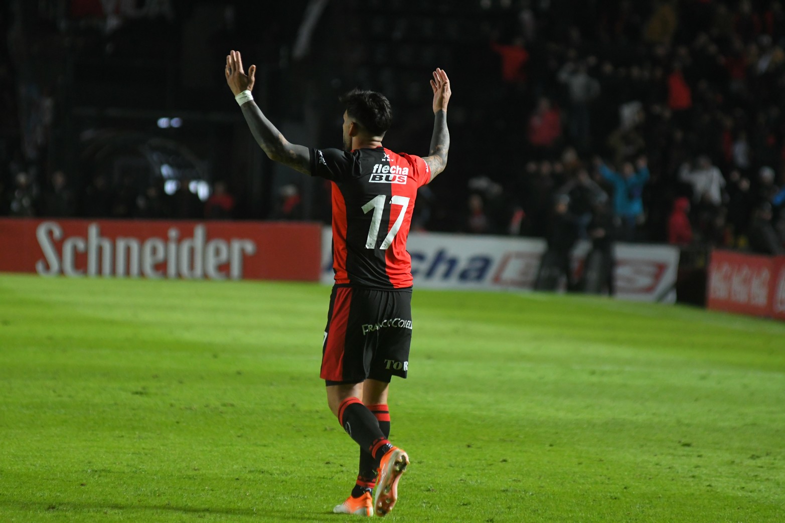 Javier Toledo abre sus manos al cielo. En la primera que tocó de cabeza la clavó en un ángulo  y abrió el marcador. 