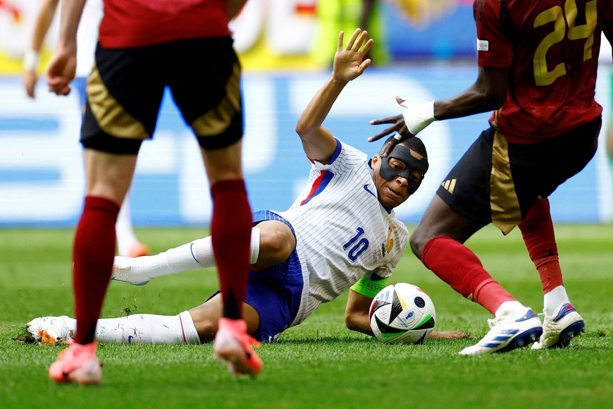Soccer Football - Euro 2024 - Round of 16 - France v Belgium - Dusseldorf Arena, Dusseldorf, Germany - July 1, 2024
France's Kylian Mbappe in action with Belgium's Amadou Onana REUTERS/Piroschka Van De Wouw     TPX IMAGES OF THE DAY