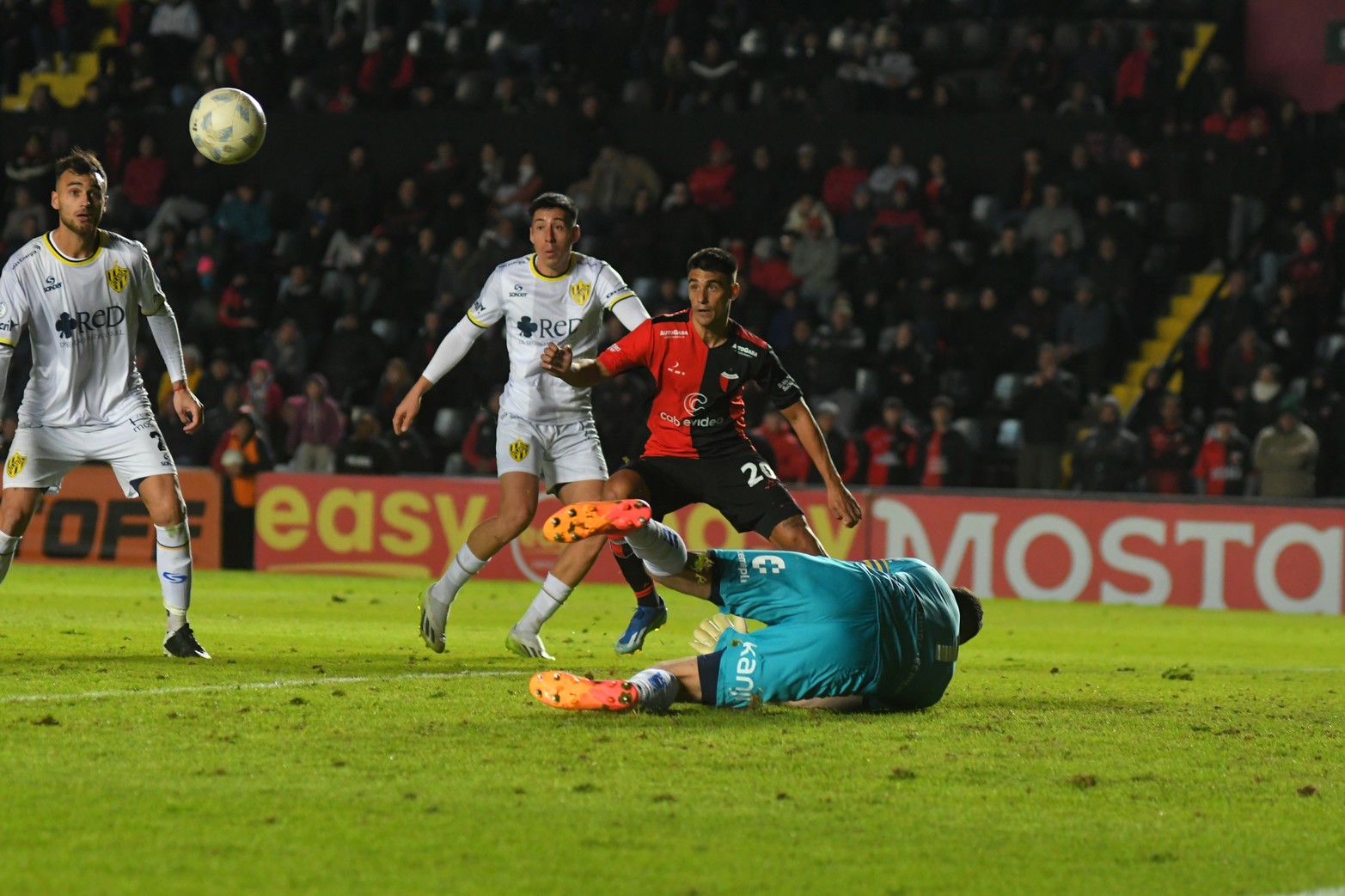 La figura de Atlanta una vez mas ante una intervención para defender el arco. 