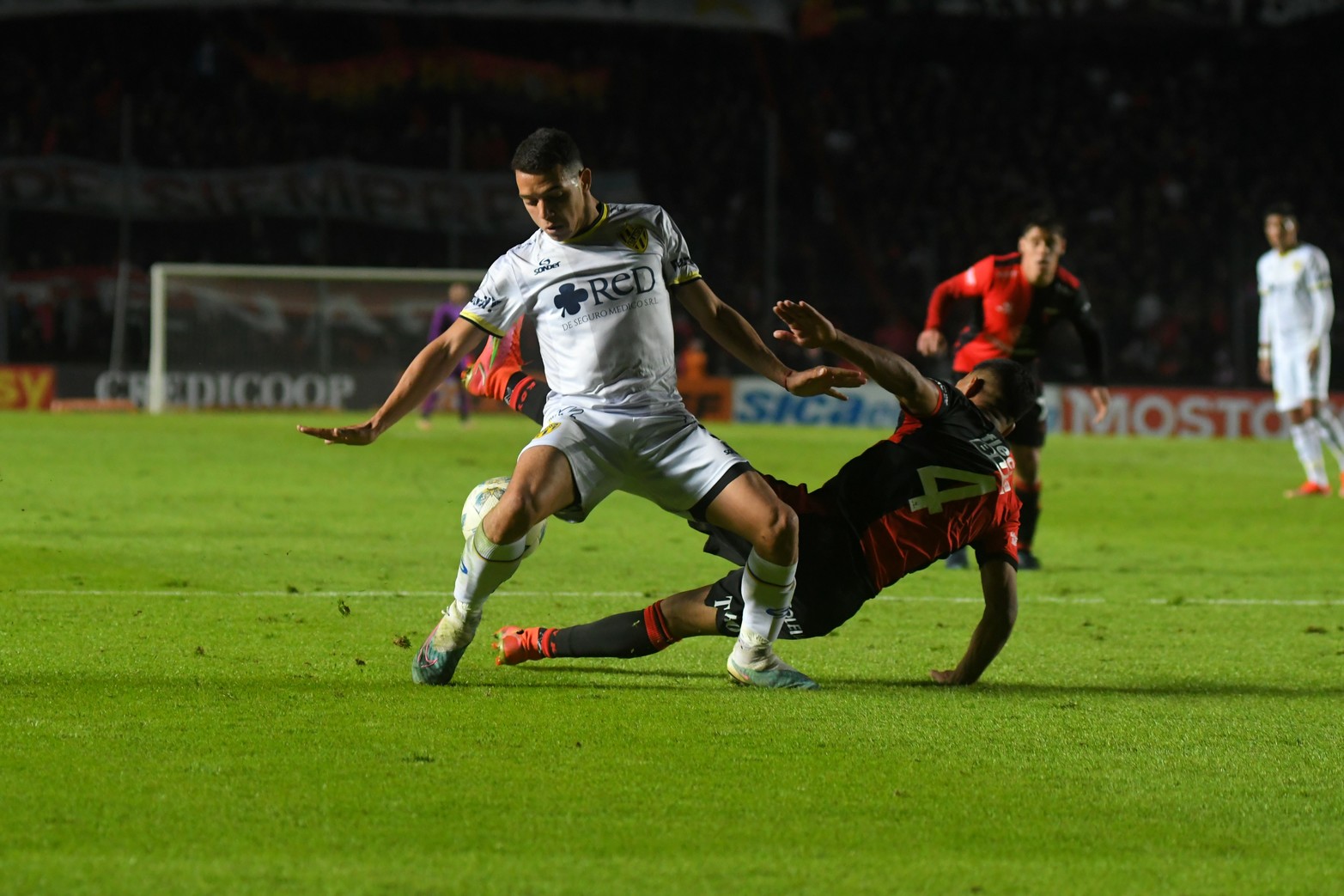El defensor Ezequiel Herrera tuvo altibajos por su lateral y algunas veces pudo desbordar por su carril. 