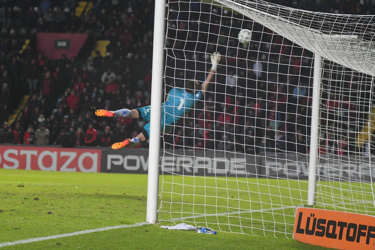 La segunda pelota que tocó Javier Toledo hizo temblar los tres palos y el corazón de los hinchas sabaleros. La pelota pegó en el travesaño y salió. 