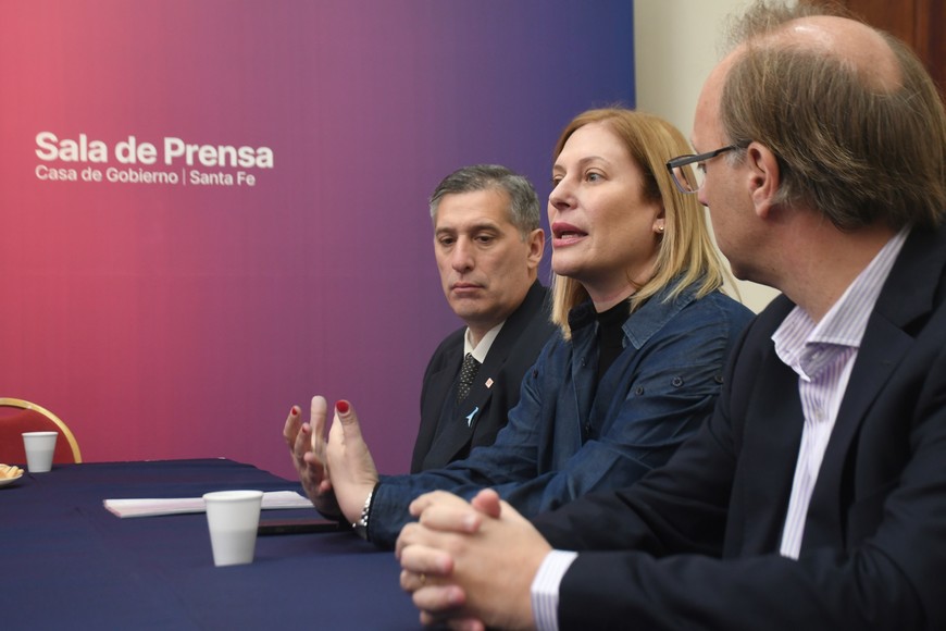 El ministro de Economía, Pablo Olivares, la vicegobernadora Gisela Scaglia y el director de la Agencia de Cooperación Económica y Financiamiento Externo de la Provincia, Gonzalo Saglione. Créditos: Flavio Raina
