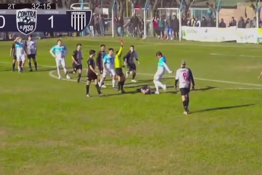 El momento en el que el delantero le pega la patada al jugador que estaba caído. Captura de la transmisión Contra el Piso