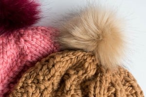 Los pompónes tienen raíces históricas profundas, sirviendo inicialmente como marcadores culturales y prácticos.