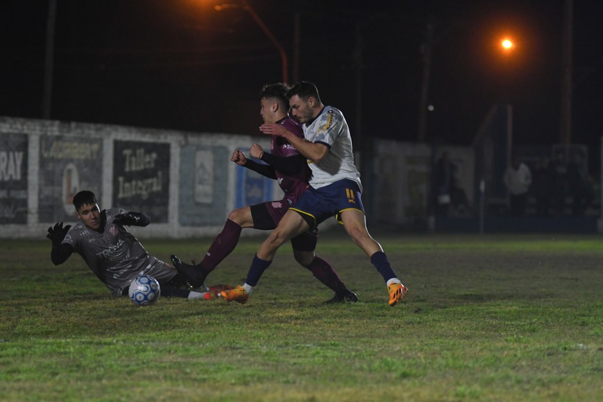 No pudo ser. El Quillá, en cancha de Nobleza, perdió ante 9 de Julio de Rafaela en el partido de ida de la tercera ronda de la Copa Santa Fe. El martes, a las 16.30, será el partido de vuelta. Crédito: Manuel Fabatía