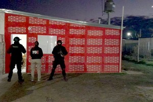 Los efectivos del Departamento Operativo de Investigaciones realizaron tareas de inteligencia pertinentes para establecer las identidades y domicilios de las personas presuntamente involucradas.
