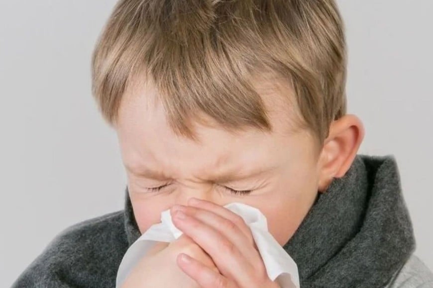 No exponer a los niños a los cambios bruscos de temperatura ni a ambientes donde haya fumadores es uno de los consejos para prevenir enfermedades respiratorias. Crédito: Agencia