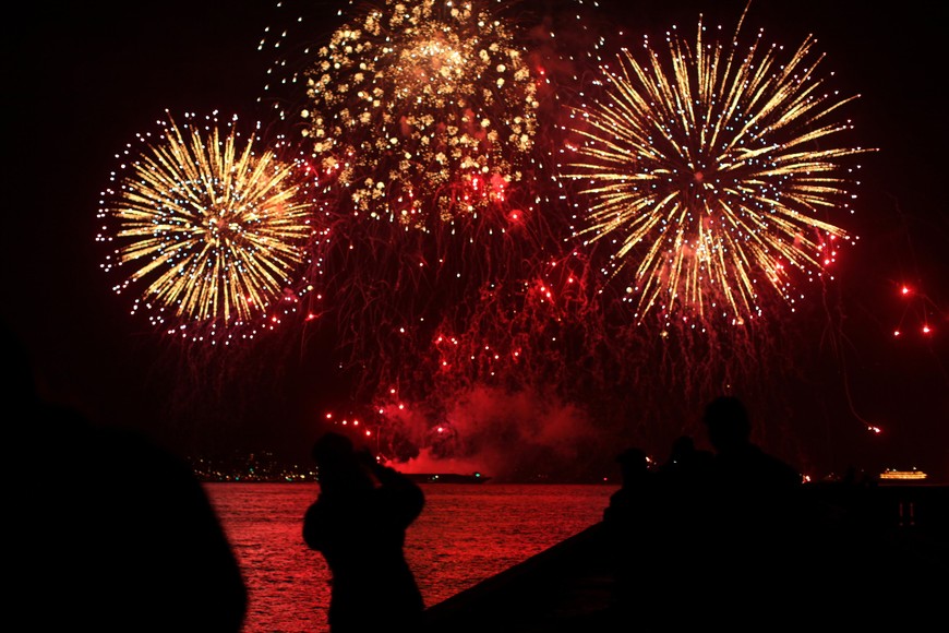 People watch as fireworks explode over San Francisco Bay during the 75th anniversary celebration of the Golden Gate Bridge in San Francisco, California May 27, 2012. REUTERS/Robert Galbraith  (UNITED STATES - Tags: ANNIVERSARY SOCIETY) eeuu san francisco  san francisco celebracion 75 aniversario puente golden gate